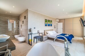 4 chambres, fer et planche à repasser, lit parapluie, Wi-Fi gratuit
