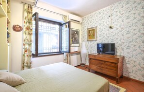Iron/ironing board, travel cot, free WiFi, bed sheets