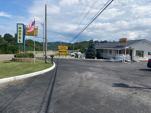 Front of property - Dixie Plaza hotel (Tazewell)