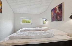 3 bedrooms, travel cot, free WiFi