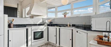 ثلاجة، موقد طهي مسطح، غسالة أطباق، ماكينة لصنع القهوة/الشاي