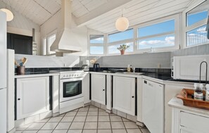 Fridge, stovetop, dishwasher, coffee/tea maker - Pet friendly home in Thisted with WiFi (Thisted)