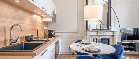 Kühlschrank, Mikrowelle, Ofen, Herdplatte