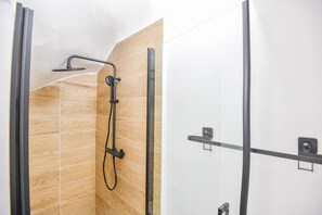 Dusche, kostenlose Toilettenartikel, Haartrockner, Handtücher