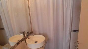Superior Room | Bathroom | Shower, rainfall showerhead, free toiletries, hair dryer