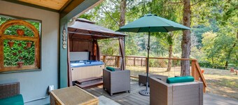 Historic Mapleton Cottage w/ River Views & Hot Tub