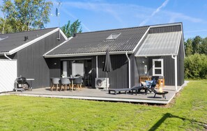 Outdoor dining - Gorgeous home in Ebeltoft with kitchen (Ebeltoft)