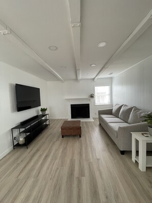 Smart TV, fireplace - Central to NoHo, Burbank, Studio City, Pet-Friendly, 2 Parking Spaces King Bed (Los Angeles)