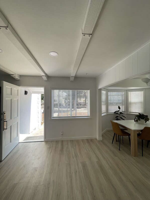 Dining - Central to NoHo, Burbank, Studio City, Pet-Friendly, 2 Parking Spaces King Bed (Los Angeles)