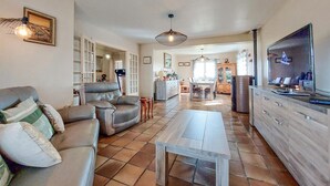 Living area - Amazing home in Plogoff with WiFi (Plogoff)