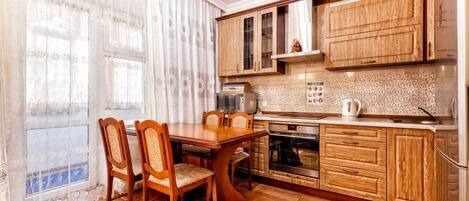 Kjøleskap, mikrobølgeovn, ovn og kokeplater