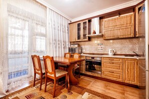 Fridge, microwave, oven, stovetop - ONLY SUN апартаменты с кухней в центре (Astana)
