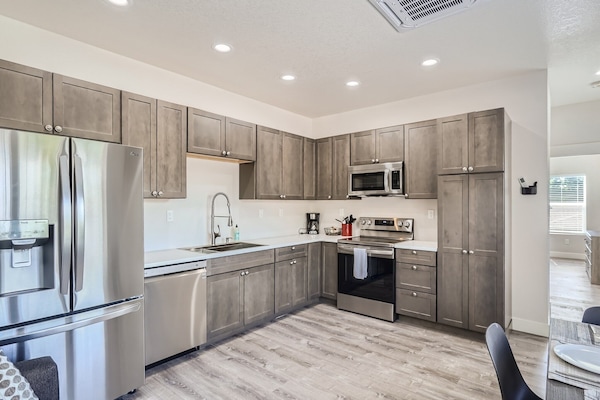 Kylskåp, mikrovågsugn, ugn och spishäll