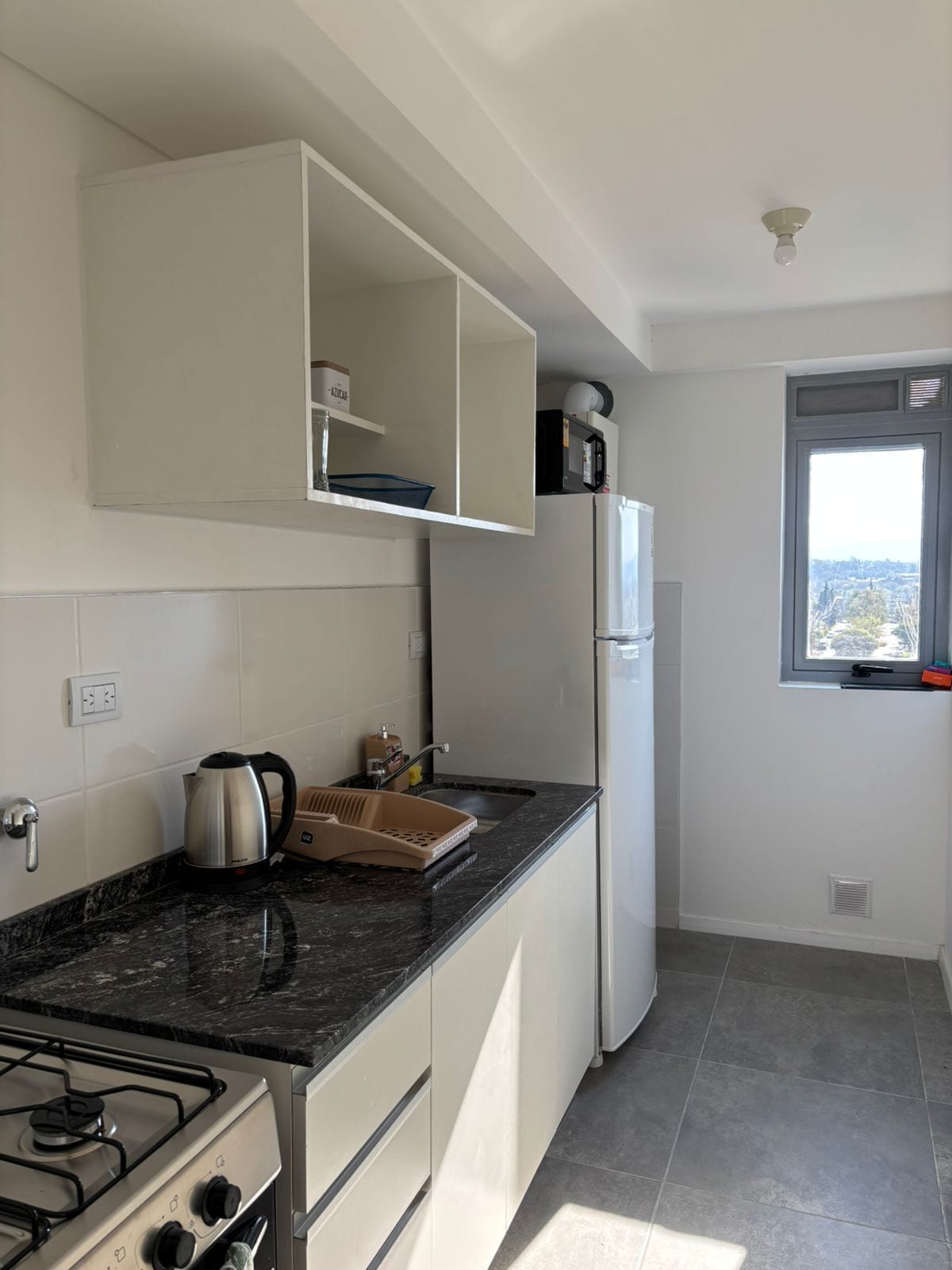 Full-sized fridge, microwave, dishwasher, cookware/dishes/utensils