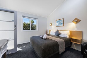 Premium bedding, iron/ironing board, free WiFi, bed sheets - Central Inn Taupo (Taupo)