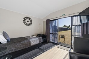 Deluxe Suite | Living area | 38-inch TV with digital channels - Central Inn Taupo (Taupo)