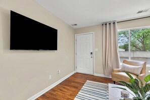 Smart TV, books - New! Comfortable 1BR Flat Near Downtown Roseville (Roseville)