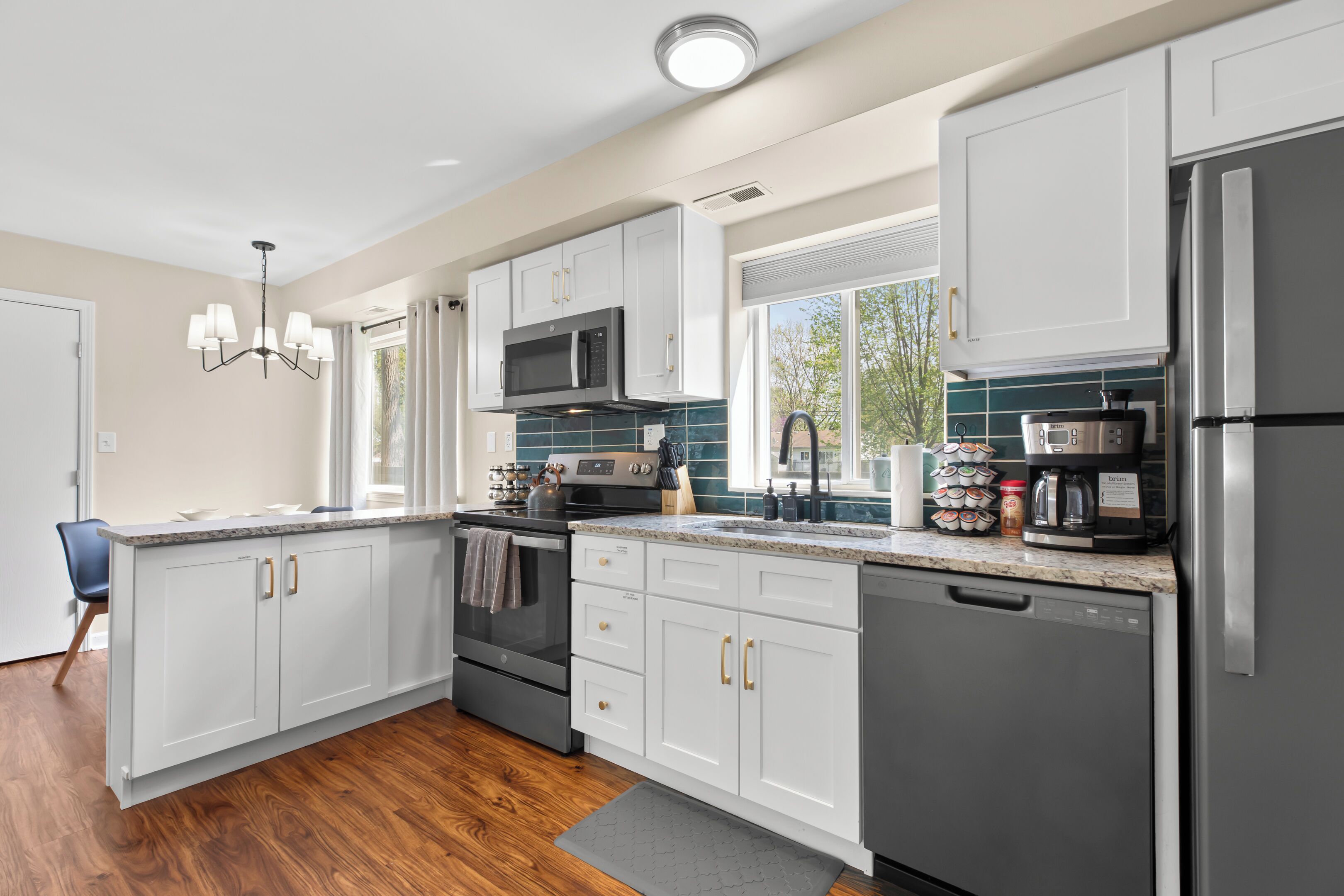 冷蔵庫、電子レンジ、オーブン、コンロ