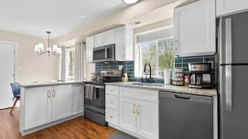 Geladeira, micro-ondas, fogão, cooktop