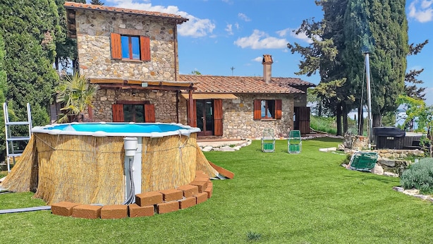 A stone house with a swimming pool, surrounded by a well-maintained lawn and trees. - Pet friendly home in Campiglia D'orcia (Campiglia D'orcia)