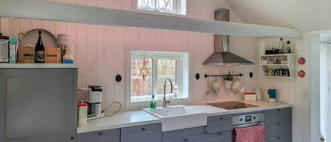 ثلاجة، فرن، موقد طهي مسطح، غسالة أطباق