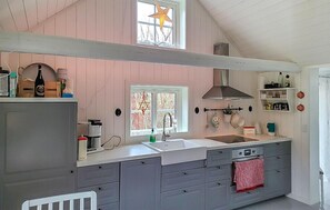 Fridge, oven, stovetop, dishwasher - Stunning home in Färjestaden with WiFi (Färjestaden)