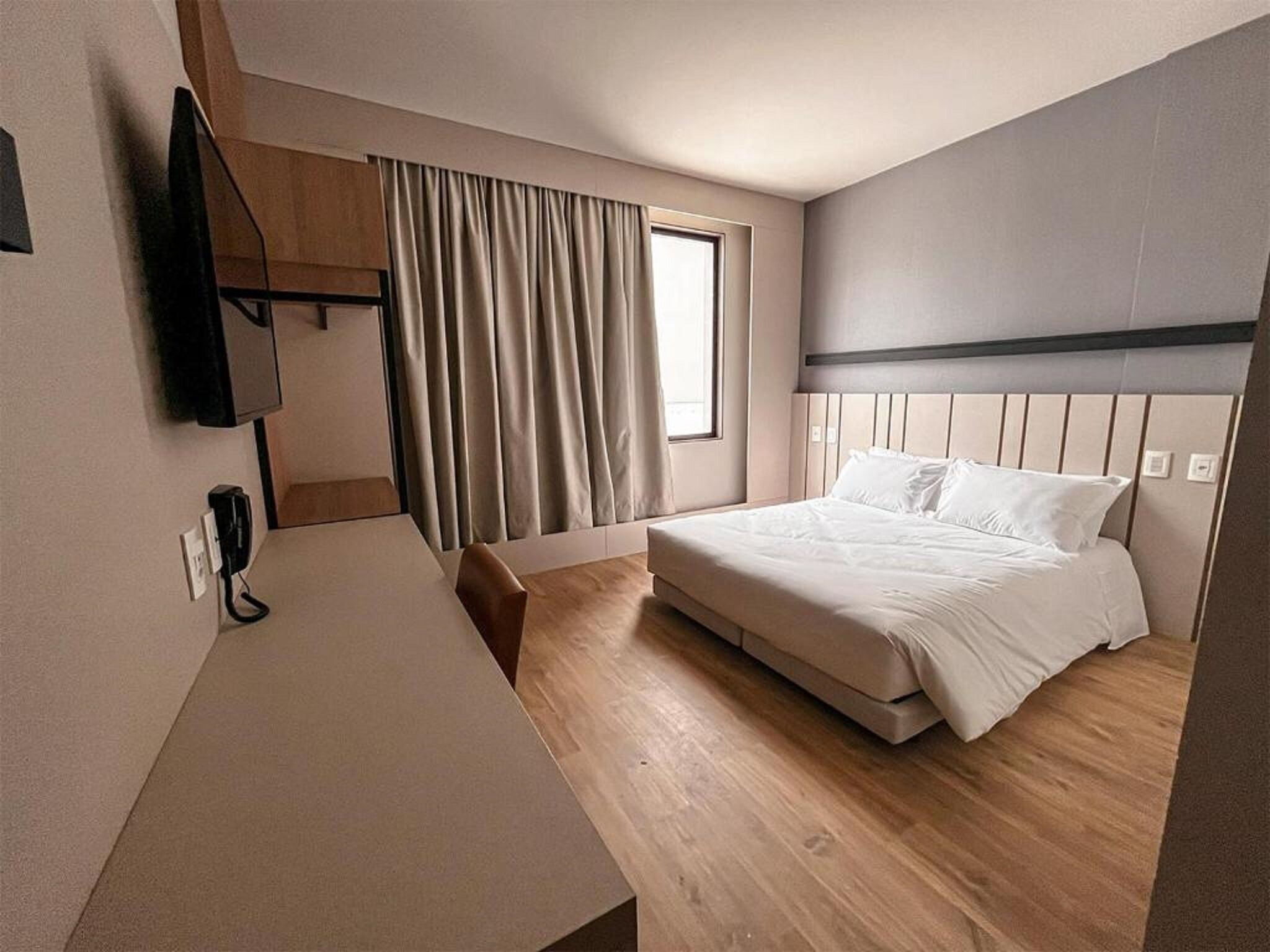Minibar, desk, laptop workspace, free WiFi