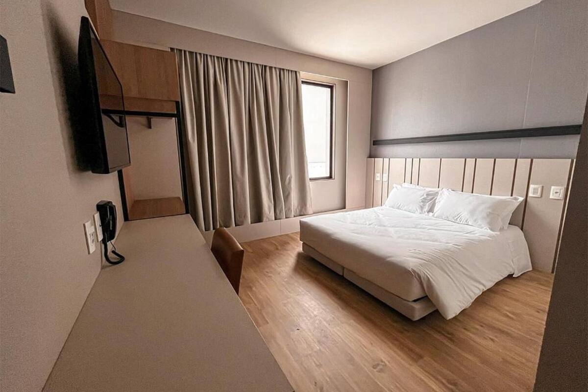 Minibar, escritorio, espacio para trabajar con un portátil y wifi gratis