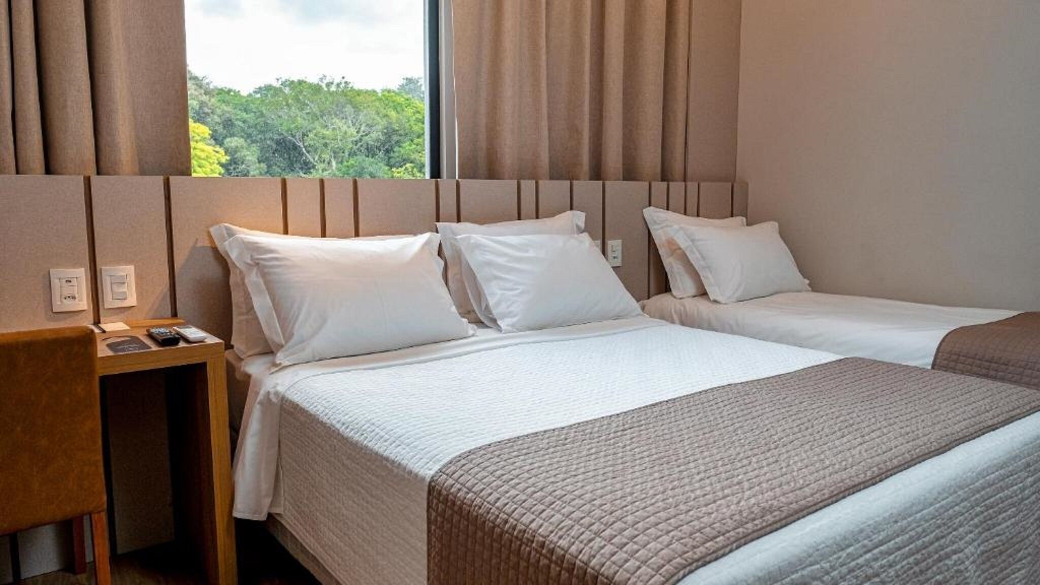 Minibar, desk, laptop workspace, free WiFi