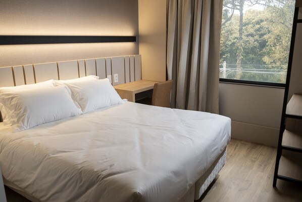 Minibar, desk, laptop workspace, free WiFi