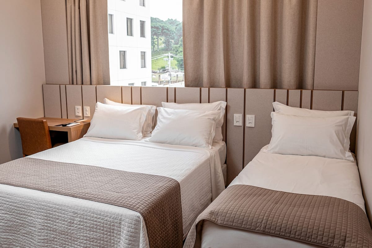 Deluxe kamer | Een minibar, een bureau, een laptopwerkplek, gratis wifi
