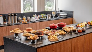 Una mesa de buffet con diversos alimentos y acompañamientos.