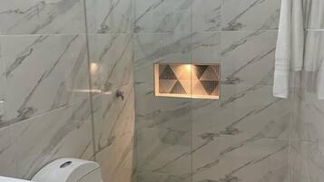 Guayacan | Bathroom | Shower, free toiletries, towels