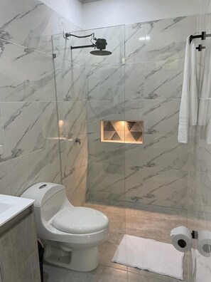 Guayacan | Baño | Ducha, artículos de higiene personal gratuitos y toallas