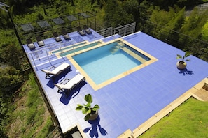 3 つの屋外プール