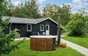 Outdoor spa tub - Nice home in Thyholm with WiFi (Thyholm)