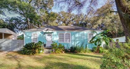 Super Fun Family Bungalow - Hot Tub - Yard Games - Seasonal Cowboy pool