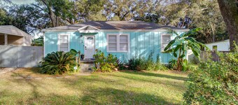 Super Fun Family Bungalow - Hot Tub - Yard Games - Seasonal Cowboy pool