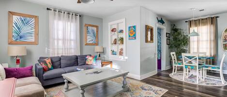 Smart-TV, Bücher, Musikbibliothek, Arbeitsbereiche