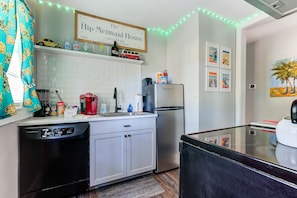 Réfrigérateur, four à micro-ondes, un four, surface de cuisson
