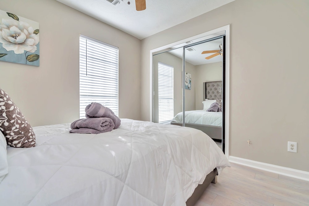 Modern Luxury Retreat w/ Fast Wifi. 10 mins from Downtown, ASU