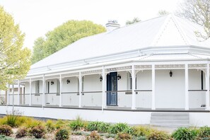 Exterior - The Welcome Inn | Central Orange | Large and newly renovated (Orange)