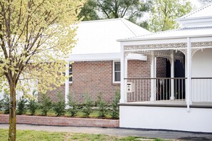 Property grounds - The Welcome Inn | Central Orange | Large and newly renovated (Orange)