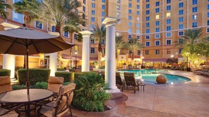 Alberca al aire libre y alberca climatizada