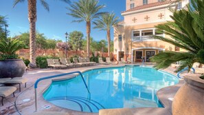 Utendørsbasseng og et oppvarmet basseng