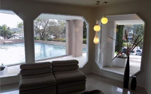 Cute, spacious and bright. Upper floor, close to everything

