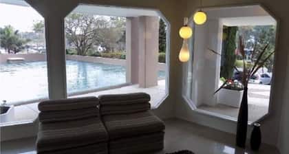 Cute, spacious and bright. Upper floor, close to everything