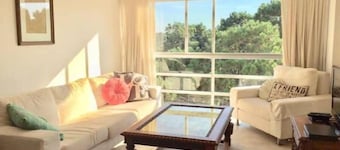 Cute, spacious and bright. Upper floor, close to everything