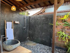 Vila, 1 quarto, vista para o jardim | Banheiro | Chuveiro, chuveiro com efeito de chuva, produtos de toalete grátis 