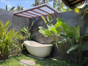 Villa Deluxe, 1 habitación, vistas a la piscina | Servicios del cuarto de baño | Ducha y cabezal de ducha tipo lluvia